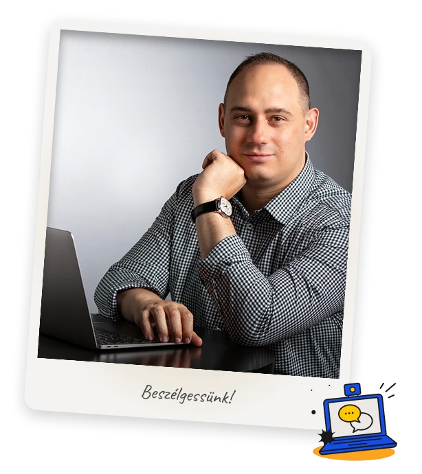 Papós Tamás laptoppal